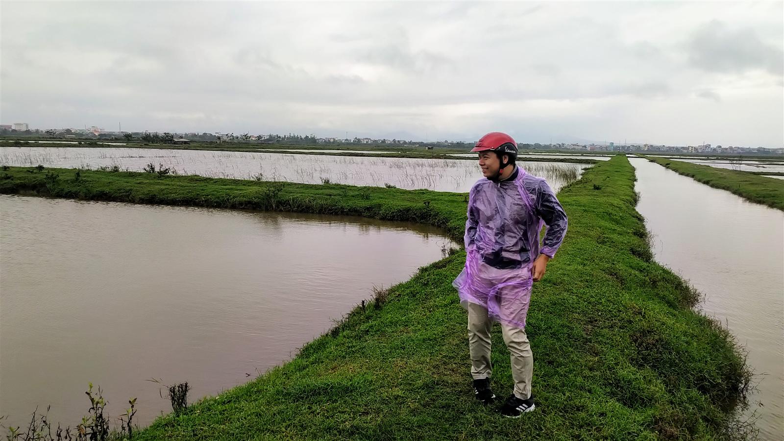 Nguyễn Trọng Huy — đi thực địa bất động sản dưới mưa