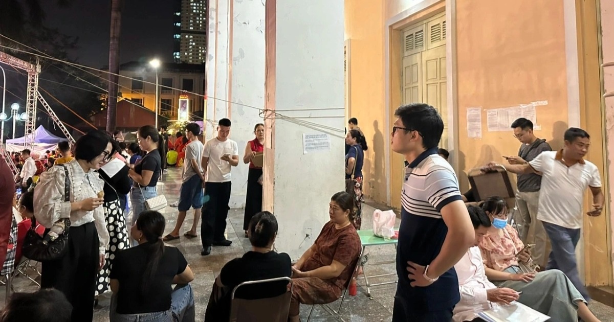 Phiên đấu giá đất tại Hà Đông diễn ra đến đêm khuya với hàng trăm người tham gia