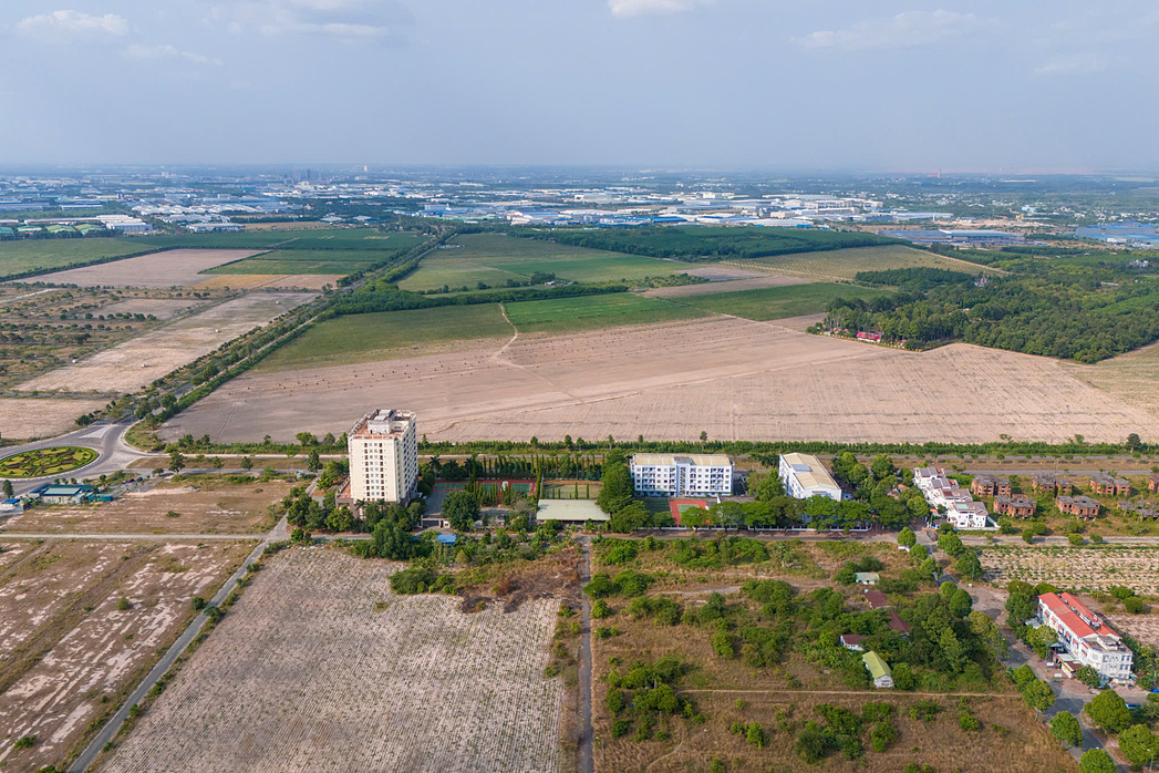 Đất nền vùng ven bỏ trống sau cơn sốt đất ảo tại Việt Nam