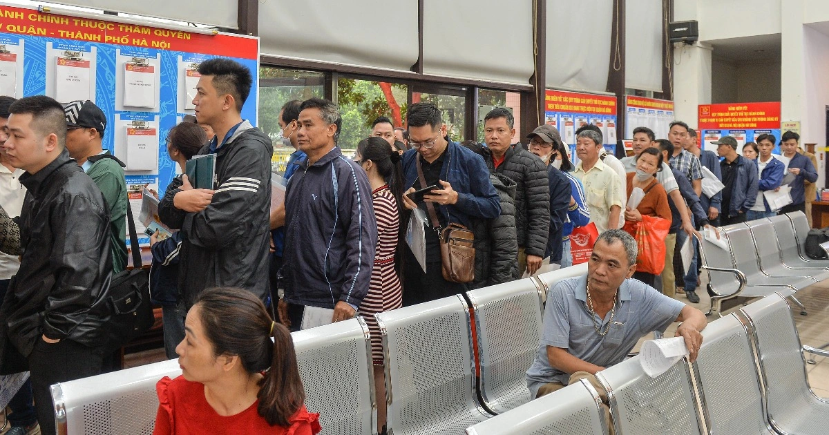 Người dân xếp hàng làm thủ tục biến động đất đai tại UBND Hà Nội