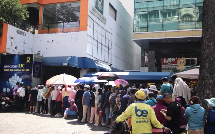 có tiền nhàn rỗi nên đầu tư bất động sản — người ngồi tính toán tài chính cá nhân