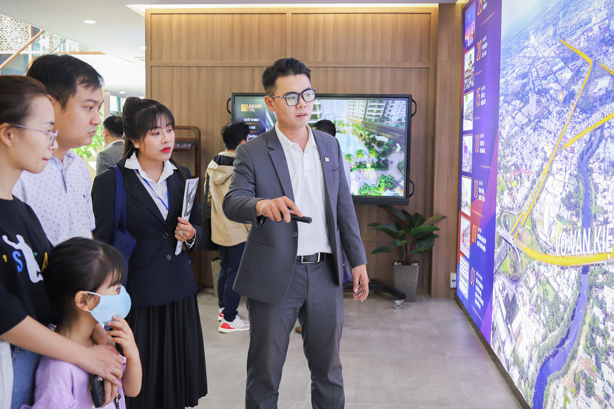 Môi giới bất động sản tư vấn dự án cho gia đình khách hàng tại sàn giao dịch